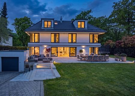 Luxuriöse Familienresidenz mit Lift, Tiefgarage, Fitnessbereich und Wärmepumpe - Exklusives Highend-Wohnen (virtuell möbliert) 