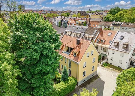 Besonderes Stadthausjuwel: Charaktervolles Zweifamilienhaus mit großzügigem Gestaltungspotenzial - Charmanter Freiraum