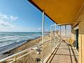 Renovierungsbedürftiges Appartement mit 2 Schlafzimmern und 1 Bad in erster Linie am Strand