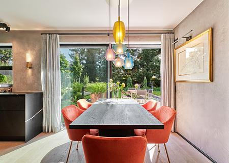 Ästhetisches Design-Domizil mit hinreißendem Garten und viel Privatsphäre - Esszimmer mit Blick ins Grüne
