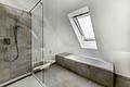 Bogenhausen - Luxus-Dachterrassenwohnung – Exklusives Wohnen im prachtvollen Altbaujuwel - Moderne Dusche und Wanne in Verwendung hochwertiger Materialien