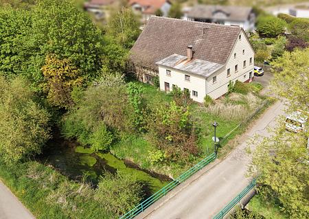 Projektentwicklung ohne Umwege – Baugrundstück mit genehmigtem Neubauprojekt für drei Reihenhäuser - Drohnenaufnahme