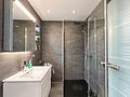 Modernes Apartment in zentraler Lage am OEZ (U1/U3) - KI-generiert Luxuriöses Bad mit Glasdusche und Naturstein
