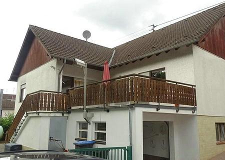 Großes Einfamilienhaus in ruhiger, gepflegter Wohnlage, mit schönem Garten und großem Balkon - seitl. Rückansicht