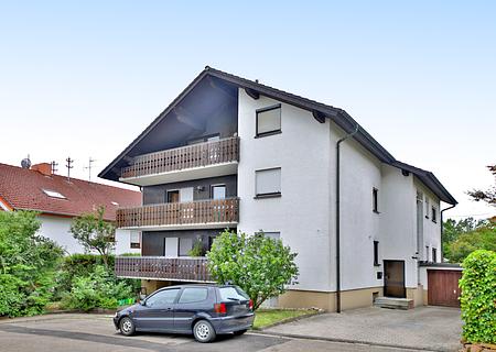 Modern, ruhig und bezugsfrei! Kernsanierte 4-Zimmer-Dachgeschosswohnung mit Garage in Palmbach - Hausansicht
