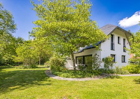 Stilvolles Familiendomizil mit idyllischem Garten und Anliegerwohnung in bester Gräfelfinger Lage - Gartenparadies am Haus