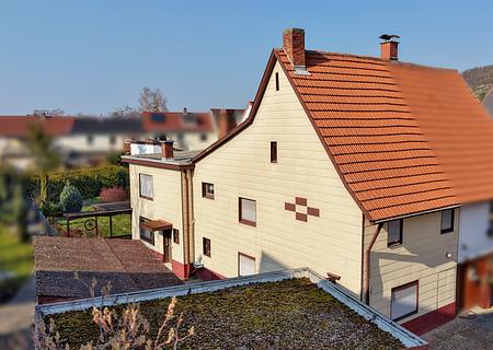 Doppelhaushälfte mit großem Garten & Ausbaupotenzial in begehrter Lage von Hemsbach - Hausansicht