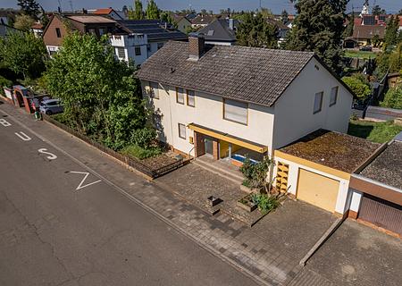 EINFAMILIENHAUS mit kleinem LADENGESCHÄFT und zusätzlichem BAUPLATZ - Frontansicht