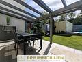 Moderne Doppelhaushälfte mit Salzwasserpool & West-Garten – exklusives Wohnen bei Unterschleißheim - Terrasse mit Glasüberdachung