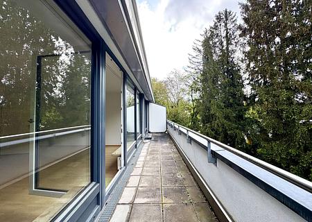 Großzügige 2-Zimmer-Dachgeschosswohnung in Solln - Balkon