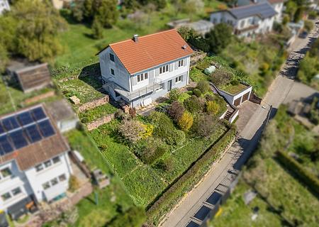 Stilvolles Einfamilienhaus mit großem Entwicklungspotenzial und Doppelgarage in sonniger Hanglage - Haus Außenansicht