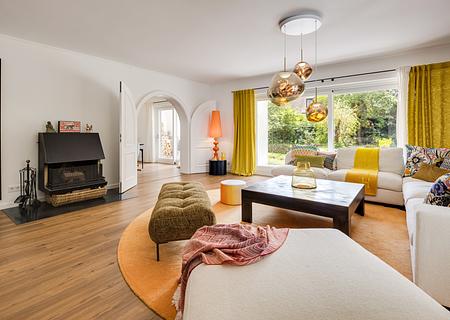 Repräsentative Walmdachvilla mit Wellness-Bereich, Traumgarten und hoher Privatsphäre - Gemütlicher Wohnbereich