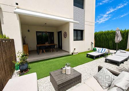 Moderne Erdgeschoss-Wohnung mit 3 Schlafzimmern, 2 Bädern, privatem Garten und Gemeinschaftspool