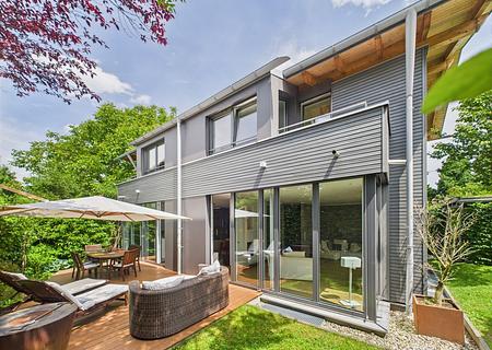 Architektonisches Juwel:
Einfamilienhaus mit hochwertiger Ausstattung
- sehr viel Privatsphäre - Gartenansicht