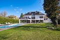 Moderne Architektenvilla mit exklusivem Interior-Konzept, Lift, Spa-Lounge, Home-Gym und Outdoorpool - Hochklassige Familienvilla mit stylischem Interiordesign