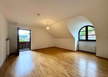 2-Zi.-Dachgeschosswohnung in ruhiger und grüner Bestlage von Solln - Wohnzimmer