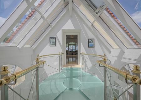 Spektakuläres u. luxuriöses Anwesen mit Pool & Wellnessbereich auf Parkgrundstück Nahe München - Brücke z. Bibliothek/Arbeiten