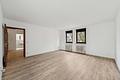 Renovierte 2-Zimmer-ETW mit Südwest-Loggia & TG-Stellplatz - Wohnzimmer