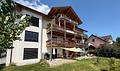 Wohnen mit Alpenpanorama – hochwertig sanierte 4-Zimmer-Wohnung im historischen Badeteil - Gartenansicht