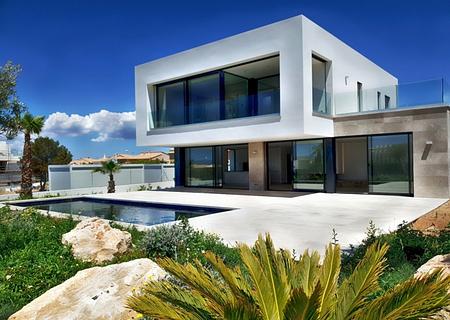Neue, hochwertige Villa im Bauhausstil auf Mallorca zu verkaufen
