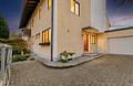 Ein Zuhause mit Garten, Freiraum und Perspektive. 160 m² Wohnfläche auf ca. 563 m² Grund. - Abendstimmung AI modified - KI modifiziert