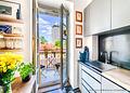 Klassisch stilvoll: Helle und großzügige Altbau Wohnung mit Ausrichtung zum ruhigen Innenhof - 3. OG - Blick auf den Balkon