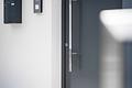 Großzügig, modern, lichtdurchflutet: Ideale 3-Zimmer-Wohnung nahe Perlacher Forst-sofort beziehbar! - Details Haustür