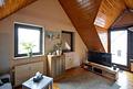 Attraktive Kapitalanlage: Vermietete 2-Zimmer-Wohnung mit Dachterrasse und 2 Stellplätzen - Wohnzimmer