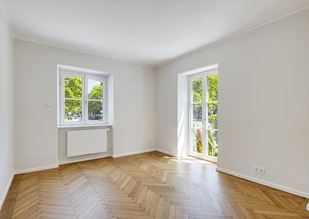 Privatgarten und Altbau-Ambiente: Charmante 3-Zimmer-Wohnung am Schlosskanal - Lichtdurchfluteter Wohnbereich