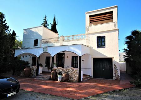 Schöne alte Steinfinca (Landhaus-Villa) mit fünf Schlafzimmer in Marxuquera