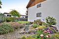 Charmantes Zweifamilienhaus mit gepflegter Gartenanlage und vermieteter Wohneinheit - Blumengarten