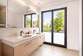 Haus-im-Haus: Großzügiges Domizil in stylischer Design-Ästhetik mit sonnigem Garten - Ästhetisches Ensuite-Bad