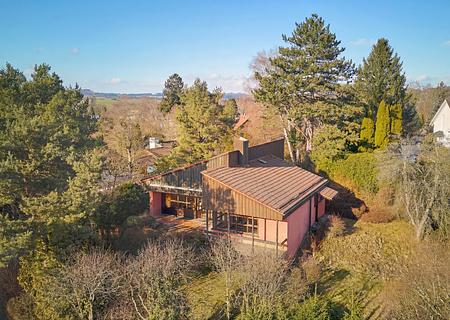 Zur Neugestaltung: Reizvolles Einfamilienhaus mit Sonnenterrasse und Garten in naturnaher Lage - Markante Architektur