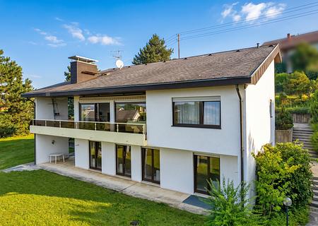Stilvolles Wohnen in Aussichtslage – Großzügiges Einfamilienhaus in den Weingärten von Wurmberg - Titelbild