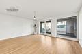 Neuwertige 3,5-Zimmer-Wohnung im EG mit ruhiger Terrasse und TG-Stellplatz bei Uhlandshöhe/Gänshaide - Wohnbereich mit verglastem Balkon