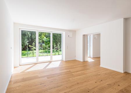 Zum Erstbezug: Großzügige 4-Zimmer-Wohnung im Erdgeschoss mit Privatgarten - Essbereich mit Zugang zur Terrasse