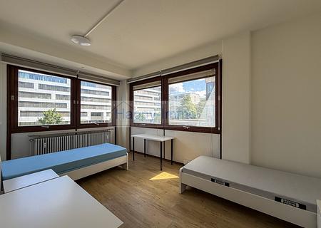 9 Zimmer / 1 Küche / 5 WCs / 4 Duschen / 4 Kfz Stellplätze - Zimmer