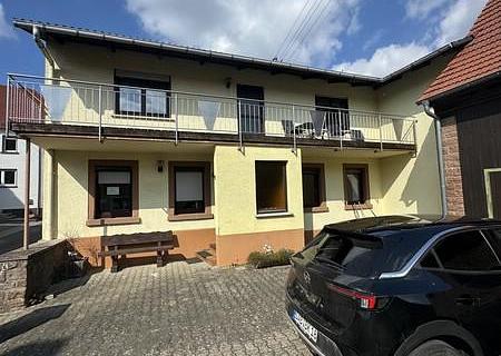 BIETERVERFAHREN - Ausblick - endlose Weite - höchste Gemeinde der Pfalz - großz. Haus - 1 oder 2 WE! - 1 Seitenansicht mit Hof
