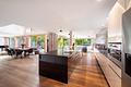 Moderne Architektenvilla mit exklusivem Interior-Konzept, Lift, Spa-Lounge, Home-Gym und Outdoorpool - Einbauküche von Molteni&C mit angrenzendem Loungebereich
