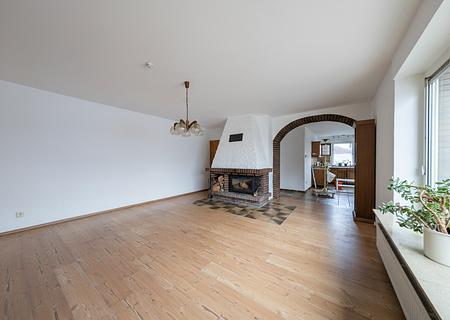 Gelegenheit für Mehrgenerationen-Wohnen oder großzügige Eigennutzung: Haus mit 7+4 Zimmern in Varel - Wohnzimmer