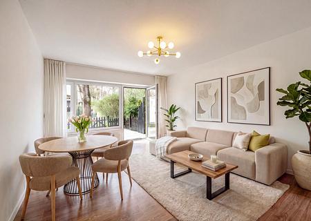 Gartenfeeling: Moderne und helle 2,5-Zimmer-Wohnung mit Südterrasse, Balkon und Pool - Großzügiger Wohn-/Essbereich (virtuell möbliert)