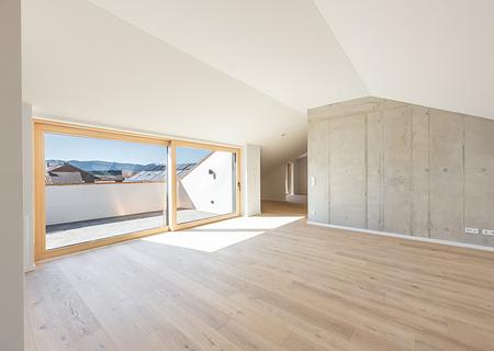Erstbezug: Luftige 2-Zimmer-Dachgeschosswohnung mit Dachterrasse und Loggia nach Süden mit Bergblick - Zugang zur Dachterrasse