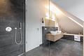 Neuwertige, klimatisierte 3-Zimmer-Dachgeschoss-Wohnung mit Liftzugang und Penthouse-Flair - Masterbad mit Wanne und Dusche