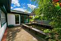 Traumhaftes Gartenparadies in ruhiger Sackgassenlage – Charmanter Bungalow mit großem Potential ! - Terrassenblick auf das Haus und Teich