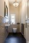 Atemberaubend modernisiertes 4-Zimmer-Altbaujuwel mit stylischem Flair und Balkon - Stilvolles Gäste-WC