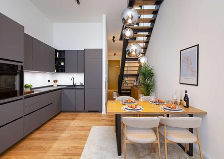 Townhouse über zwei Etagen mit Rooftop-Terrasse direkt am grünen Lechufer - offener Wohn- und Essbereich