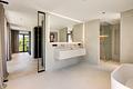 Bezugsfertiger Neubau: Luxuriöse Highend-Villa mit kosmopolitischem Flair und Pool -  Hochklassiges Masterbad