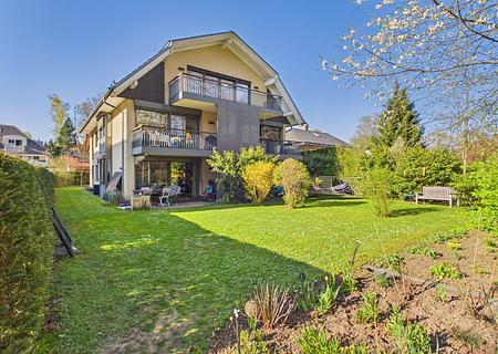 Traumwohnung in idyllischer, bester Lage:
Ihre exklusive Dachgeschoss-Wohlfühloase am Waldrand - Hausansicht vom Garten