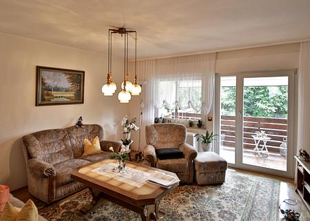 Wohnen in zentraler Lage – gepflegte 3-Zimmer-Wohnung mit Balkon in Gernsbach - Wohnbereich