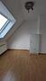 Helle 2,5-Zimmer-Dachgeschosswohnung mit Garage – modernisiert & sofort bezugsfrei - Wohnzimmer Bild 2